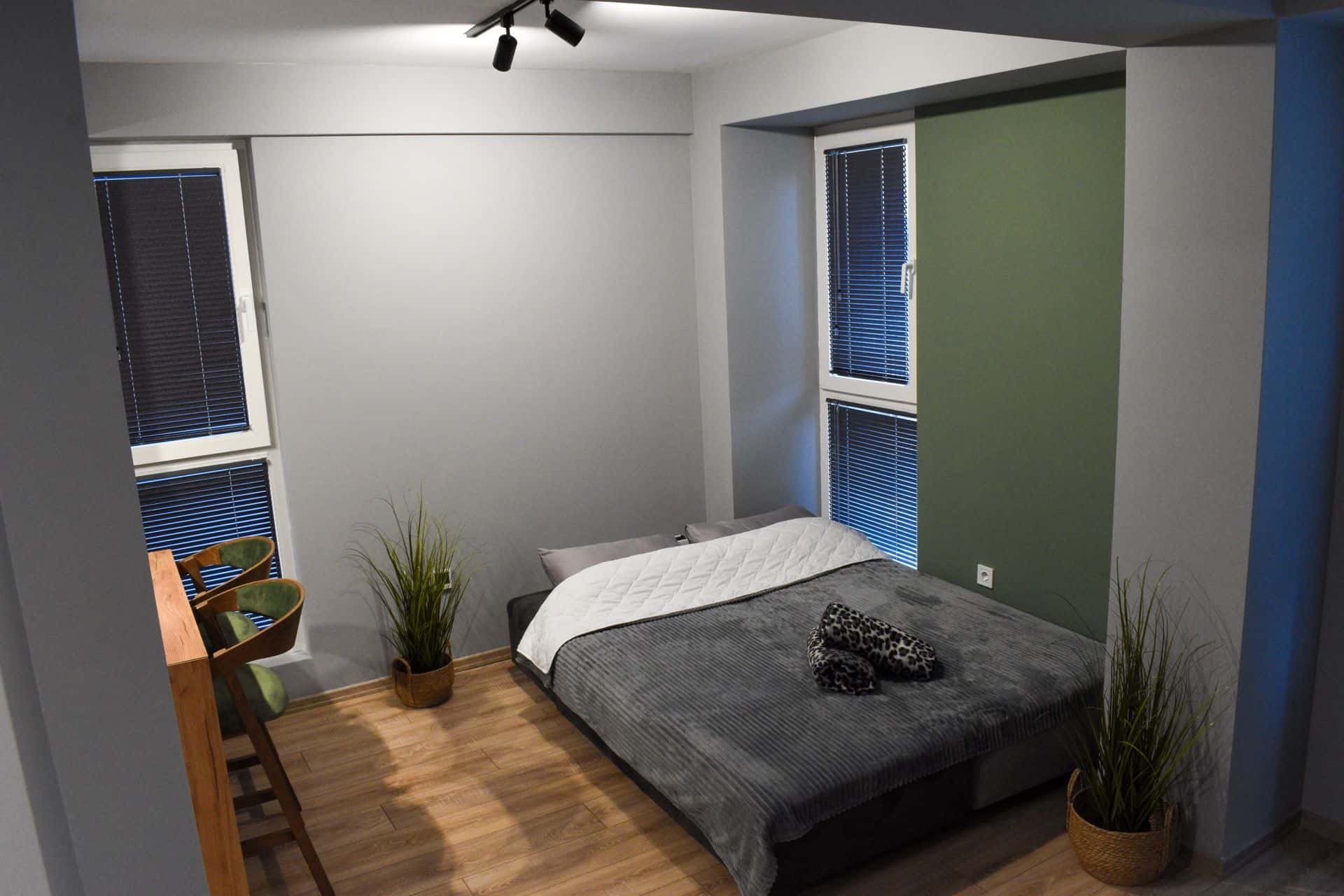 Удобна спална со зелен акцент